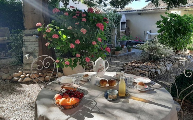 Petit déjeuner dans le jardin de L'Oréliane, Maison d'hôtes en Provence